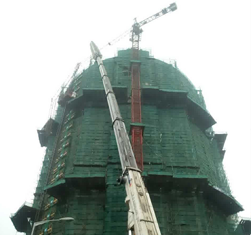 辽源吊车在工地上作业